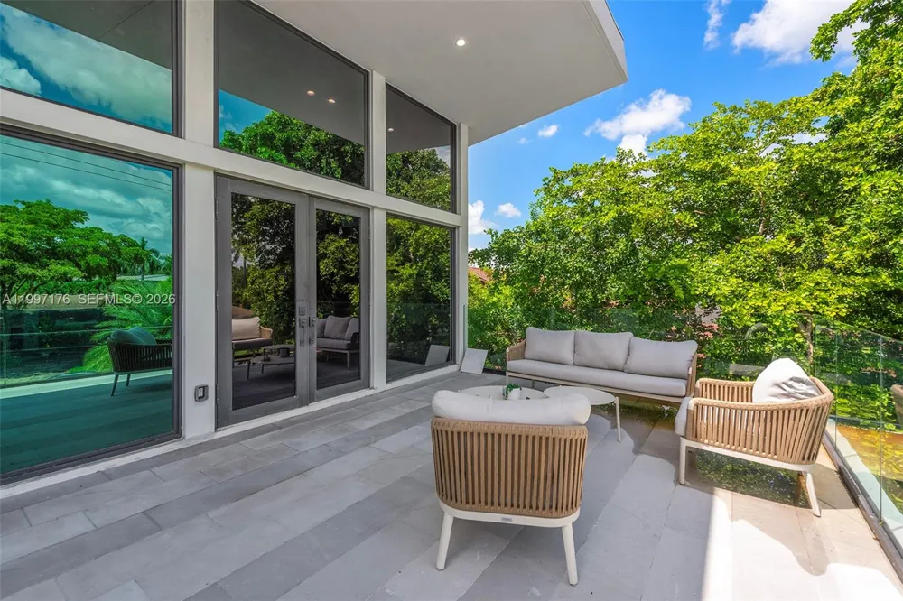 521 Holiday Dr Hallandale Beach, FL 33009