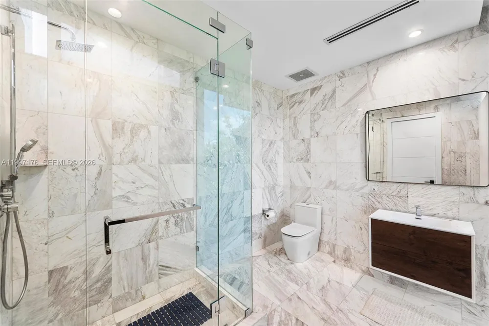 521 Holiday Dr Hallandale Beach, FL 33009