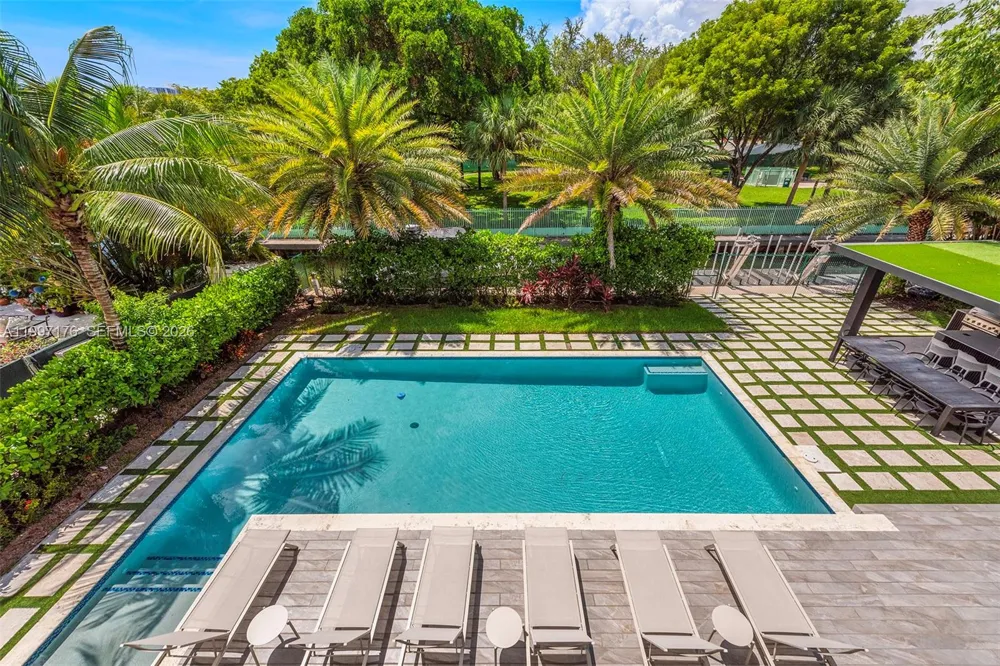 521 Holiday Dr Hallandale Beach, FL 33009