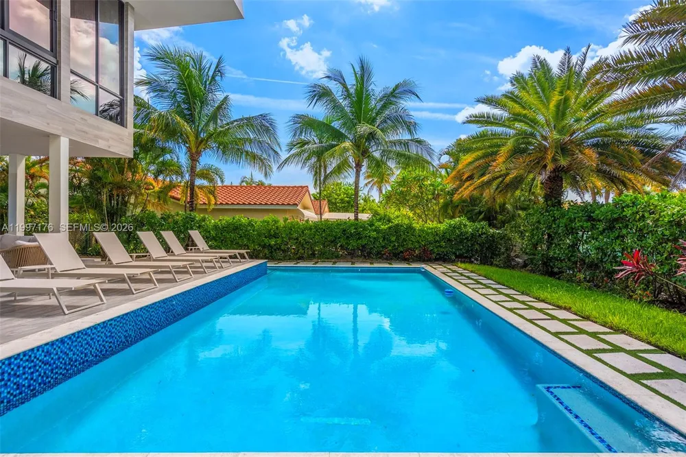 521 Holiday Dr Hallandale Beach, FL 33009