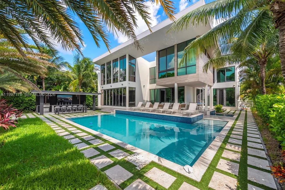 521 Holiday Dr Hallandale Beach, FL 33009