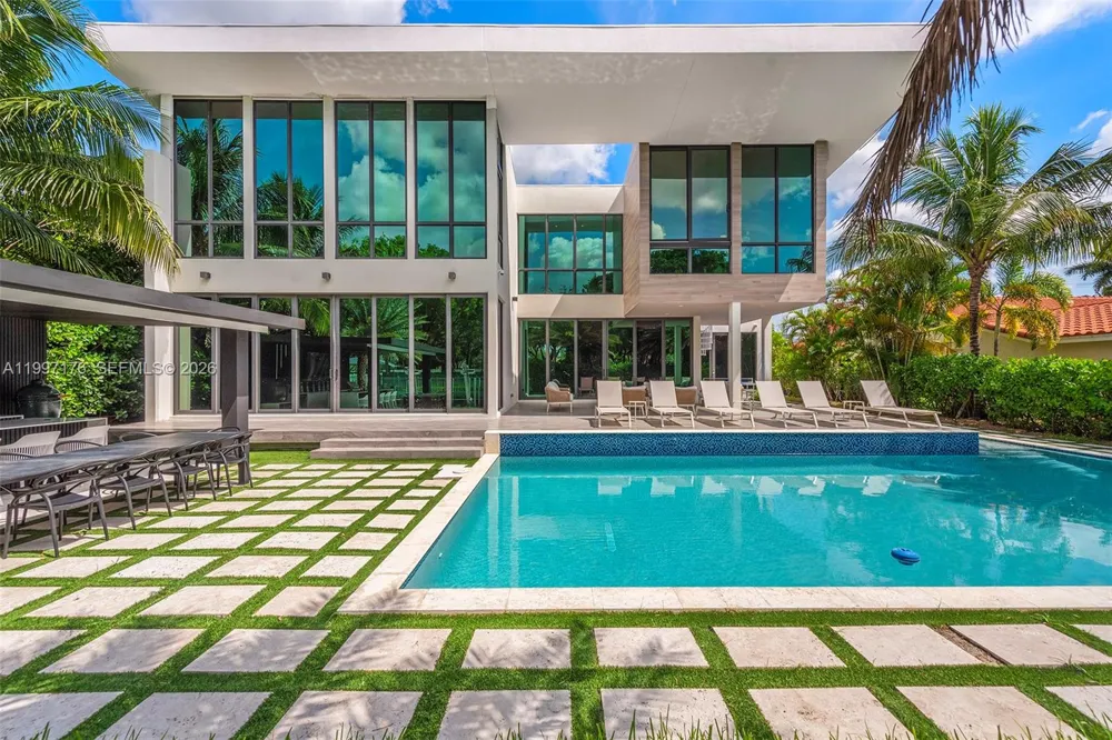 521 Holiday Dr Hallandale Beach, FL 33009