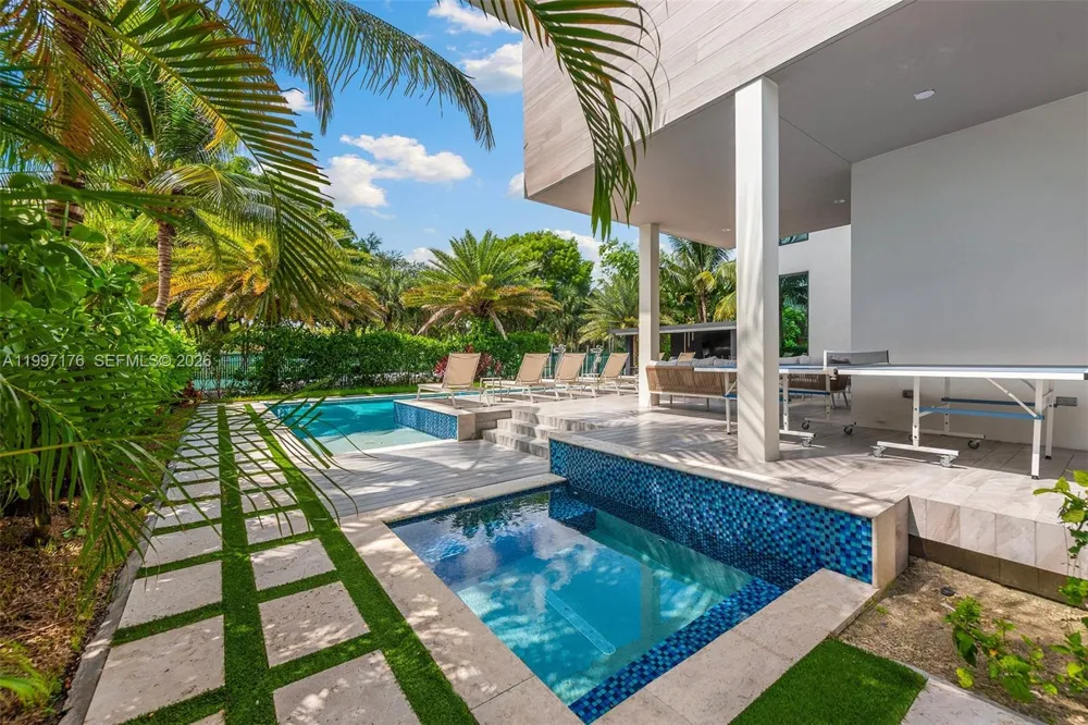521 Holiday Dr Hallandale Beach, FL 33009