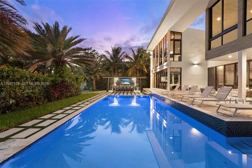 521 Holiday Dr Hallandale Beach, FL 33009