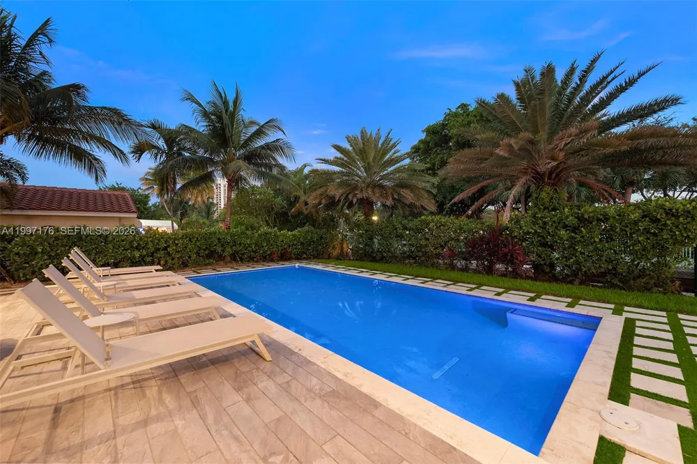 521 Holiday Dr Hallandale Beach, FL 33009