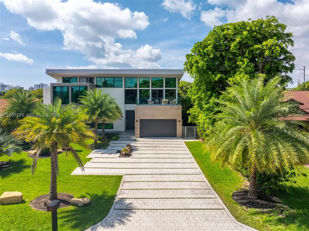 521 Holiday Dr Hallandale Beach, FL 33009