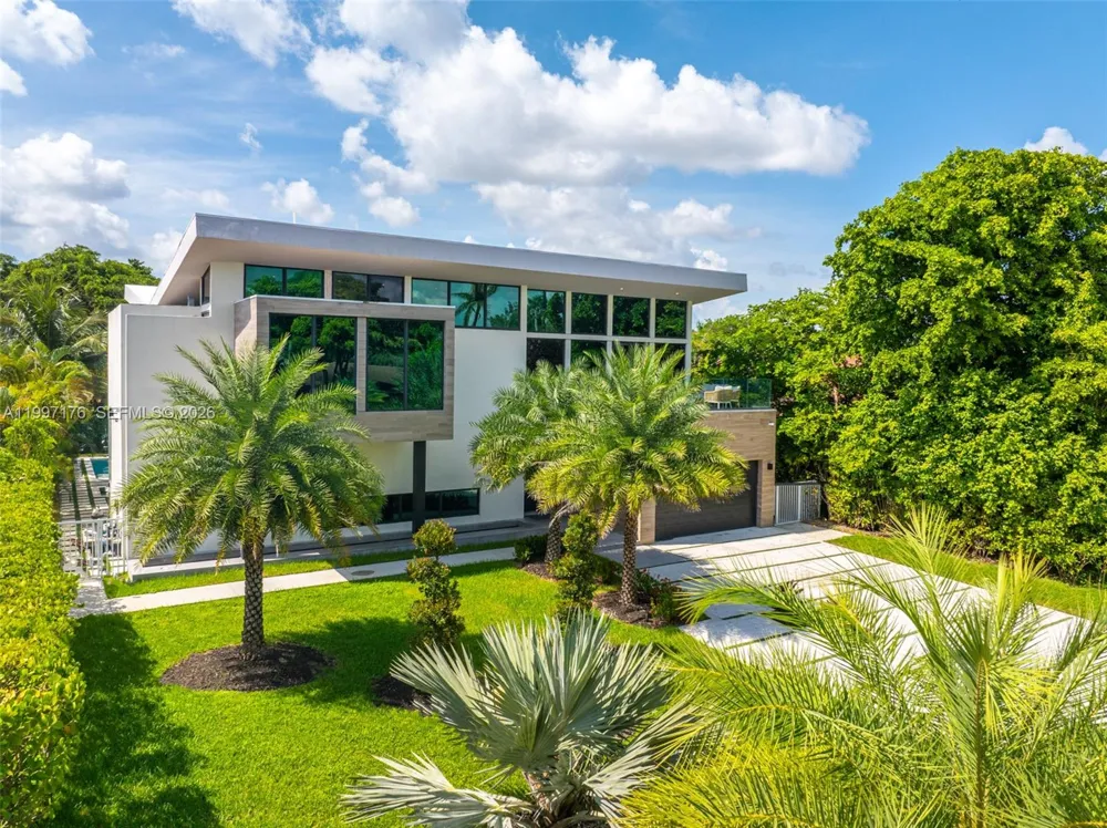 521 Holiday Dr Hallandale Beach, FL 33009