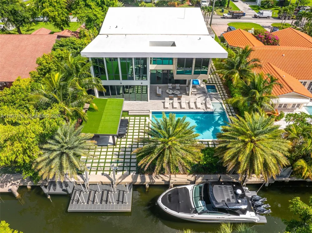 521 Holiday Dr Hallandale Beach, FL 33009