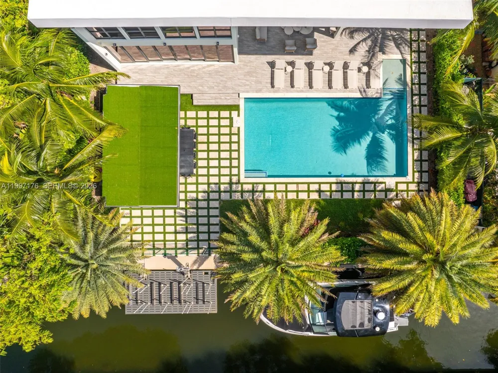 521 Holiday Dr Hallandale Beach, FL 33009