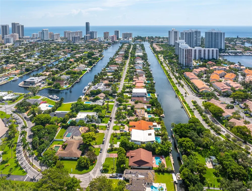 521 Holiday Dr Hallandale Beach, FL 33009