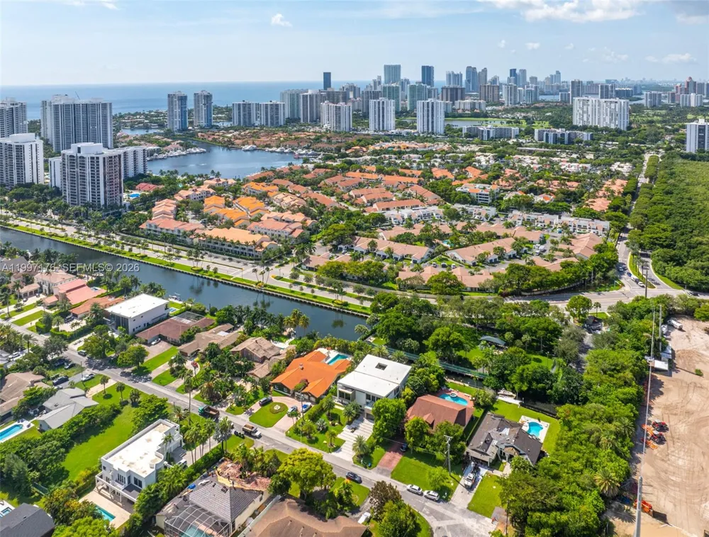 521 Holiday Dr Hallandale Beach, FL 33009