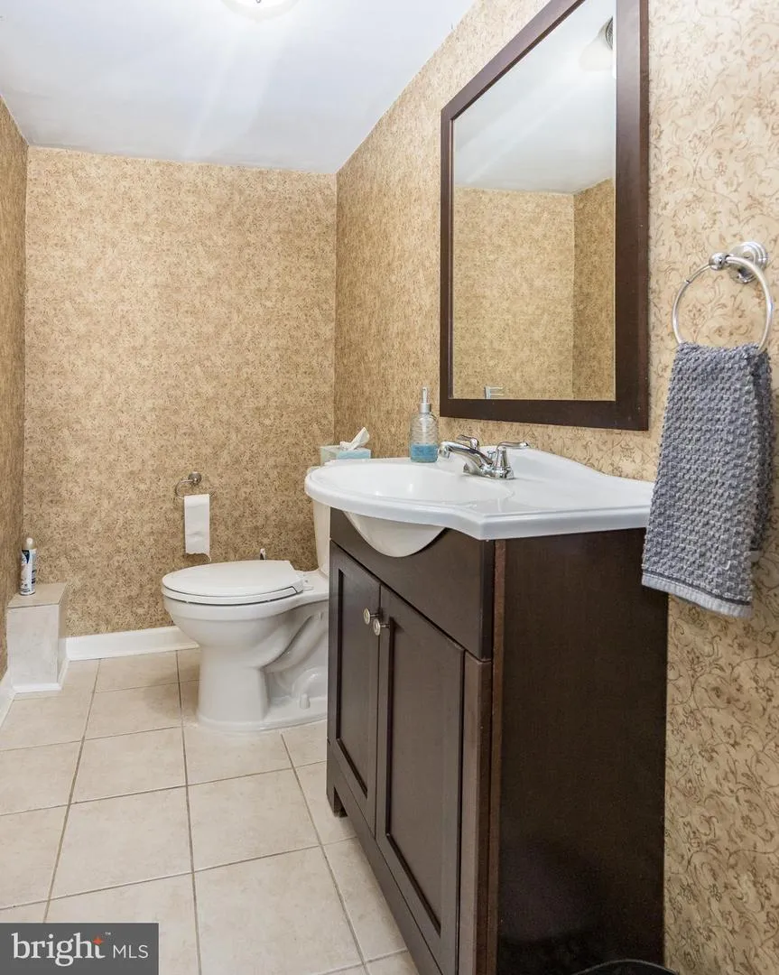 820 SHARPLESS ROAD Hockessin, DE 19707