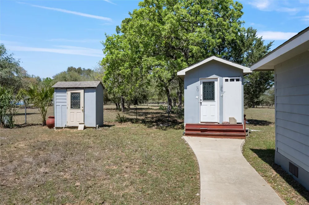 825 County Road 119 Hallettsville, TX 77964