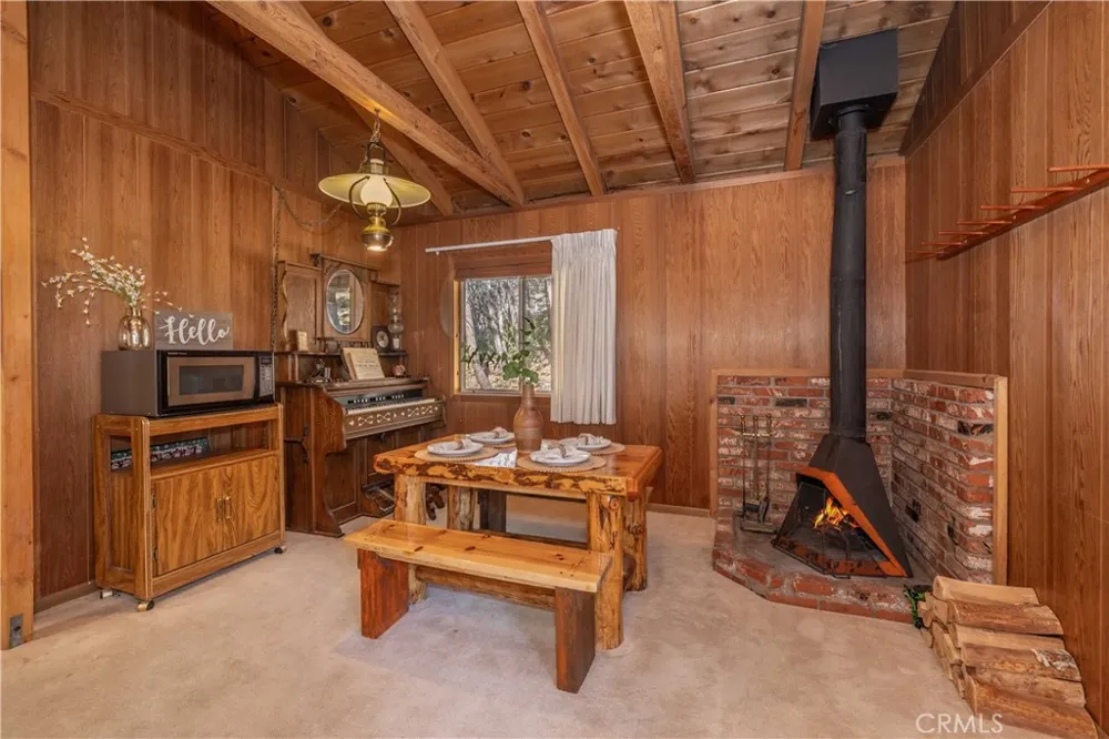 1109 Brookside Fawnskin, CA 92333