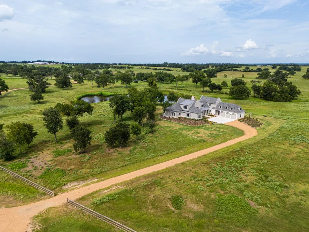404 Blackberry Lane Washington, TX 77880