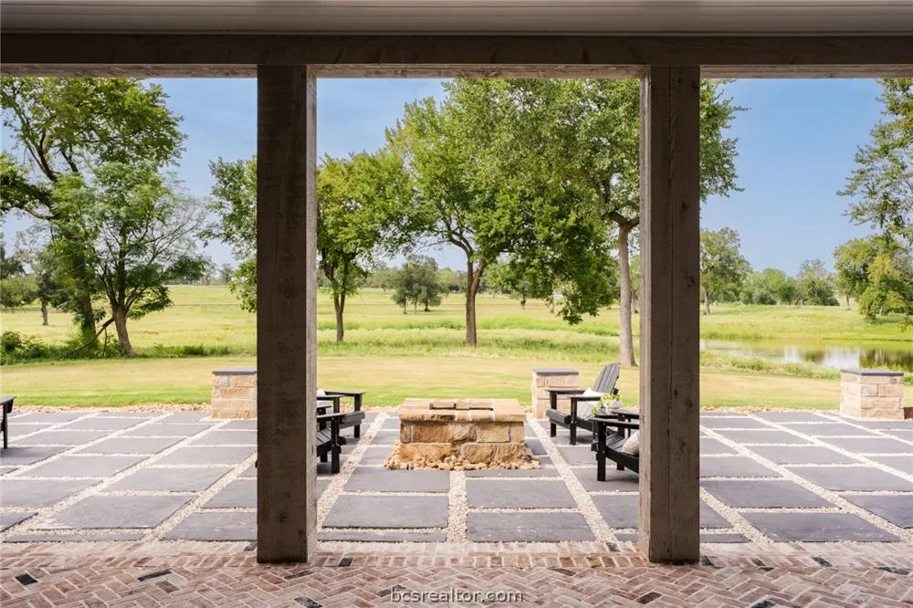 404 Blackberry Lane Washington, TX 77880