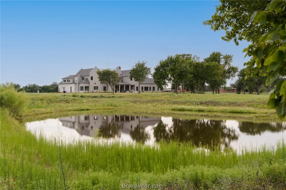 404 Blackberry Lane Washington, TX 77880