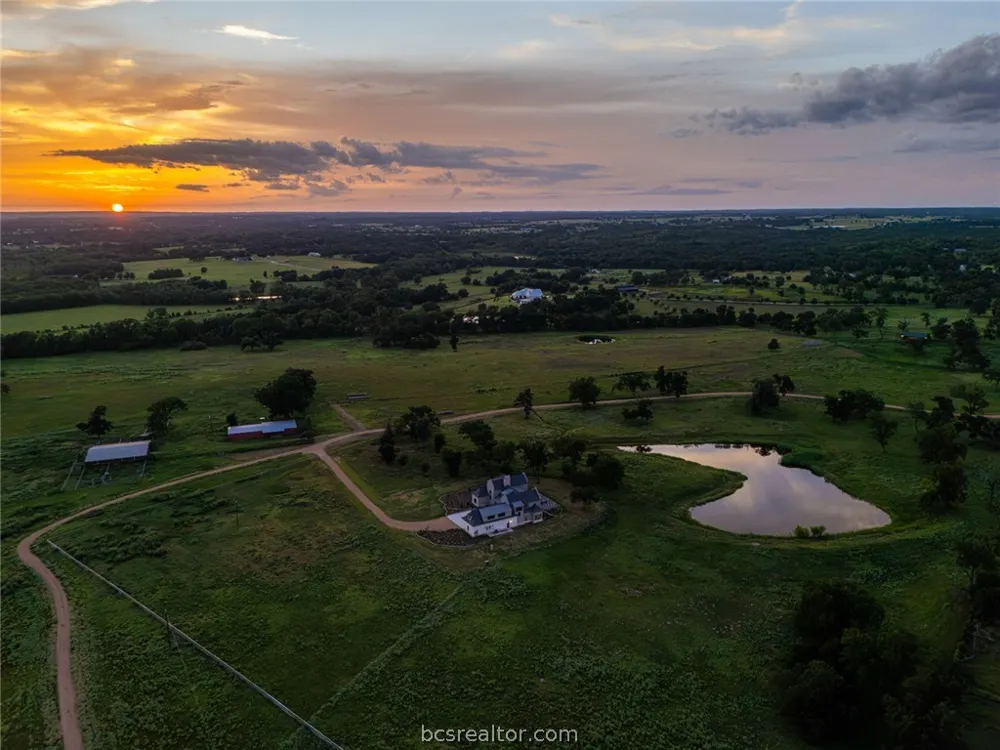 404 Blackberry Lane Washington, TX 77880