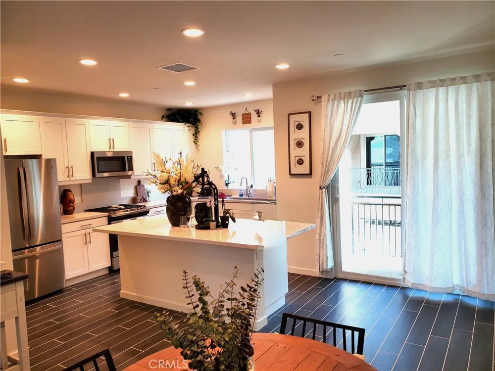609 Shadowbrook Lake Forest, CA 92610