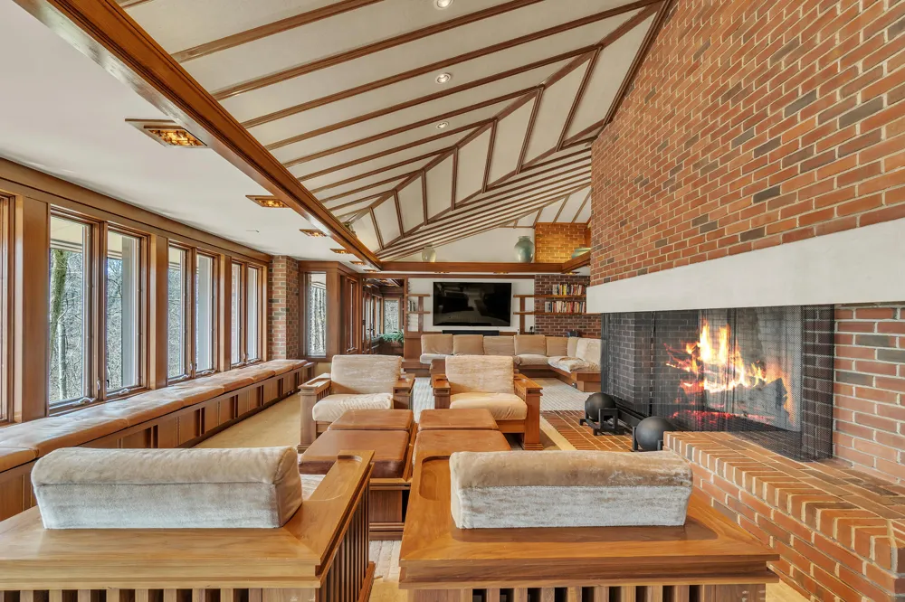 5200 Turtle Point Drive Northfield Township, MI 48105