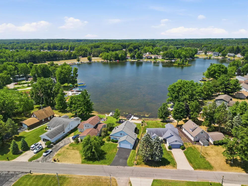 7201 Holiday Drive Morton Township, MI 49346