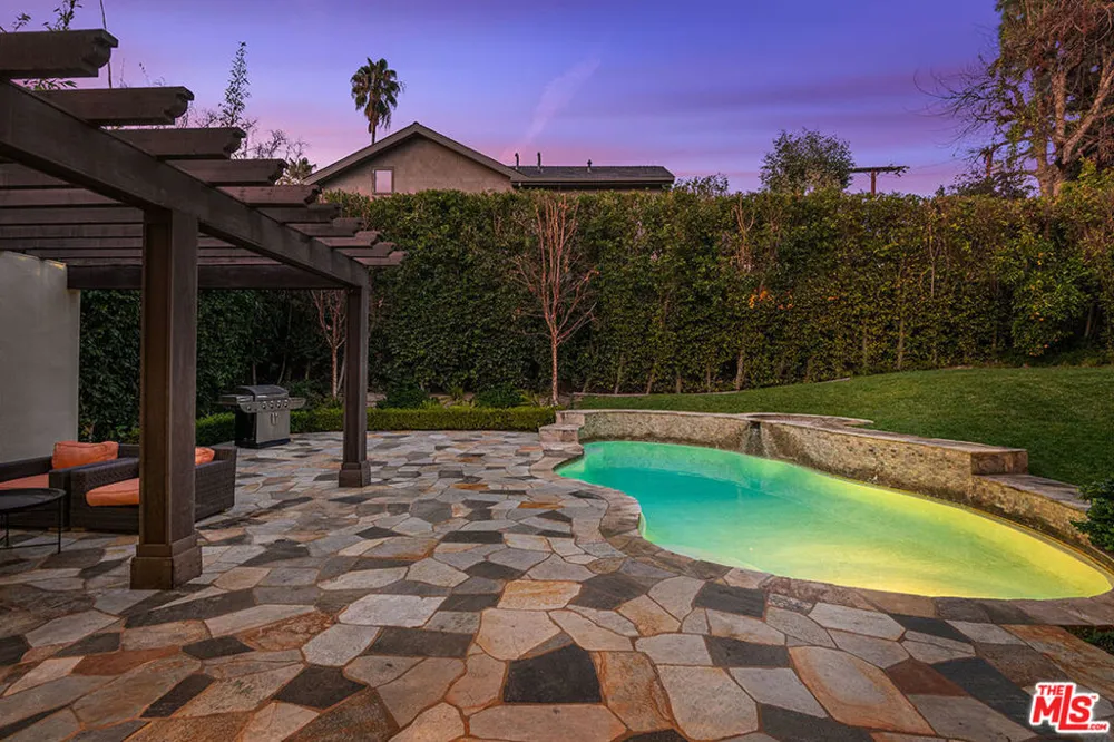 10161 VALLEY SPRING LANE Toluca Lake, CA 91602