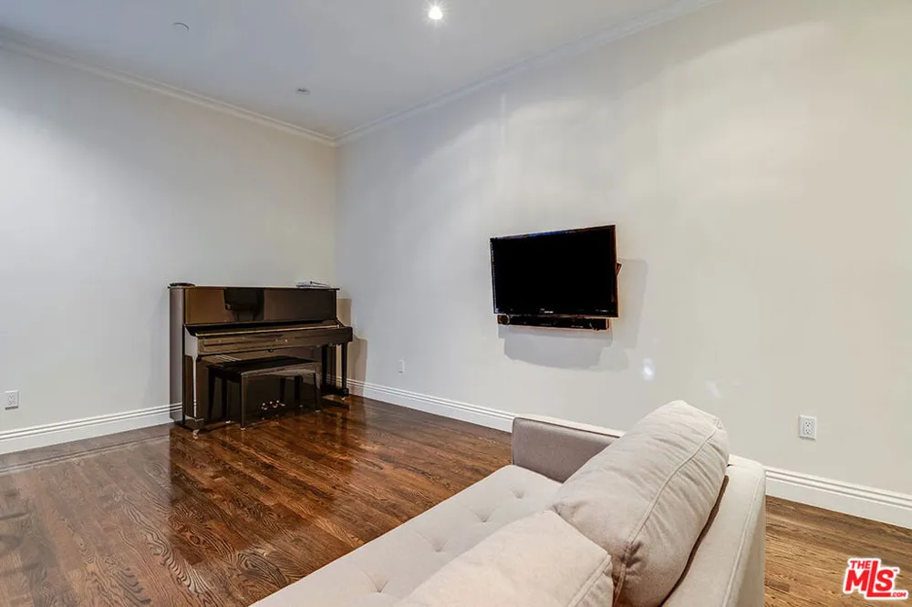 10161 VALLEY SPRING LANE Toluca Lake, CA 91602