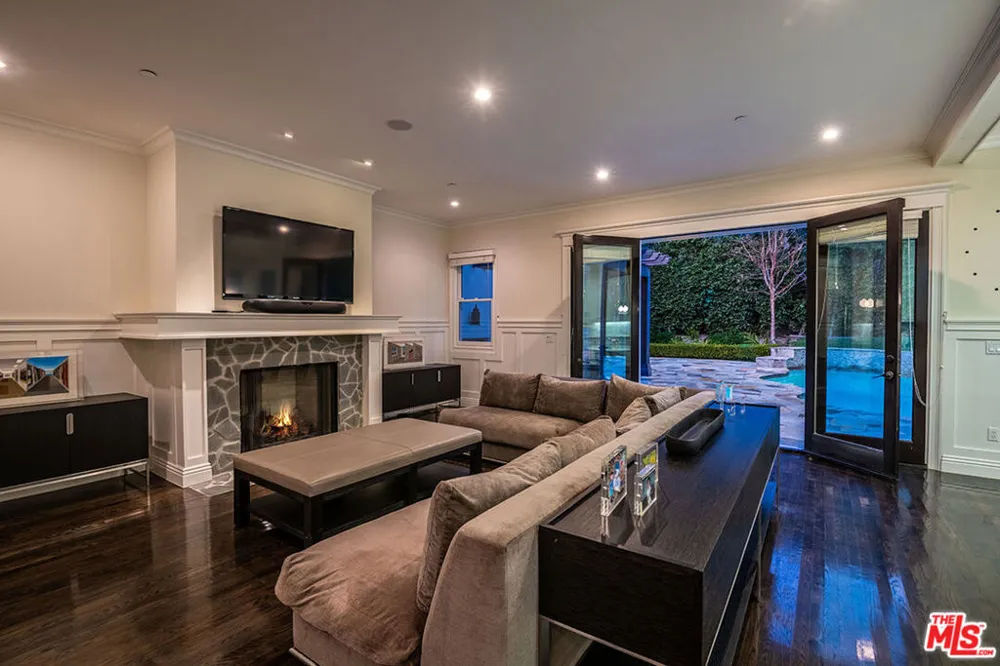 10161 VALLEY SPRING LANE Toluca Lake, CA 91602