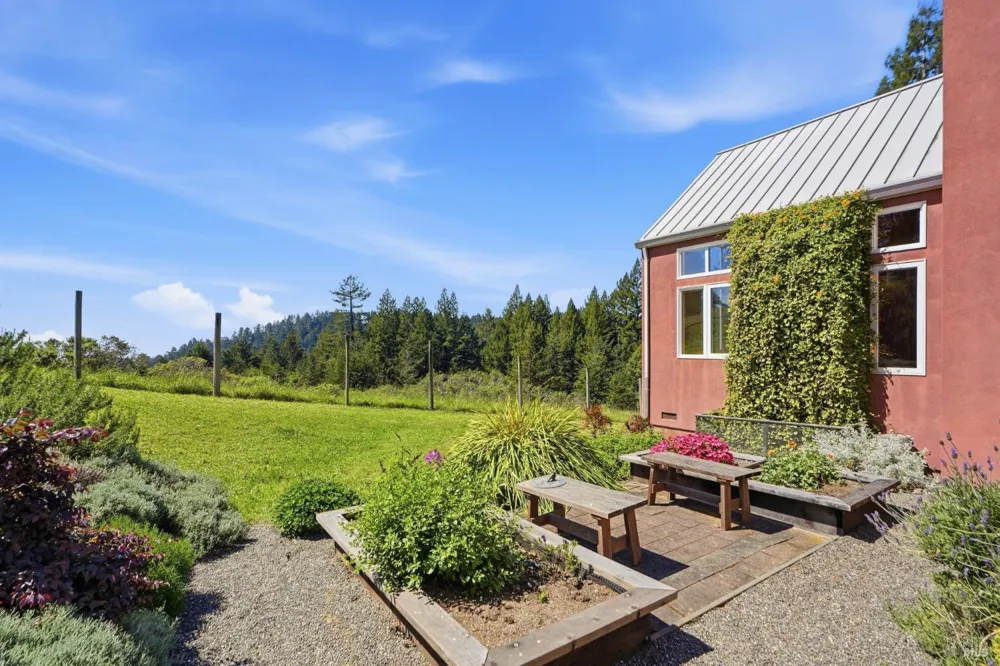 2045 Muniz Ranch Road Jenner, CA 95450