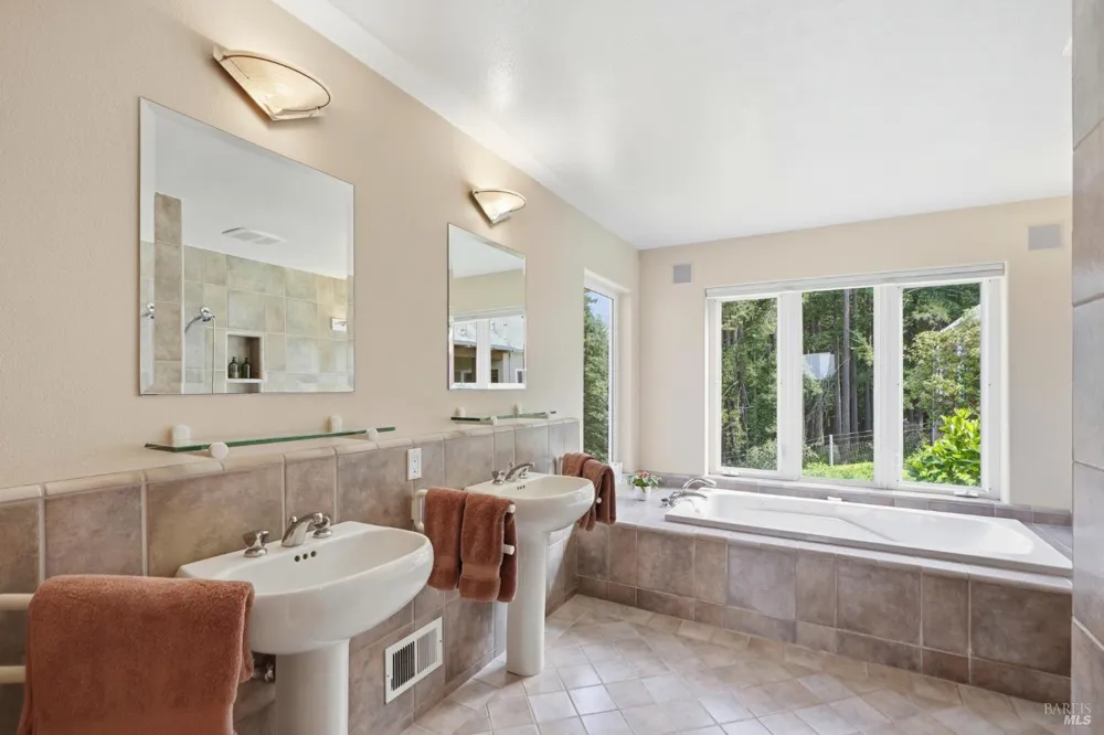 2045 Muniz Ranch Road Jenner, CA 95450