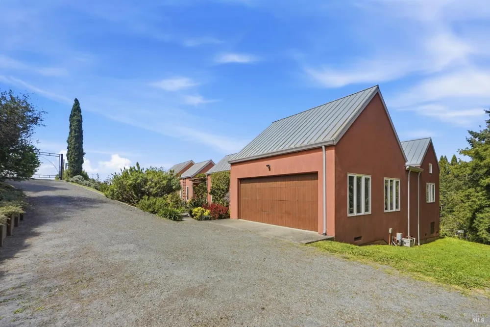 2045 Muniz Ranch Road Jenner, CA 95450