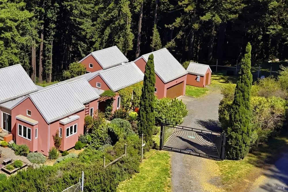 2045 Muniz Ranch Road Jenner, CA 95450