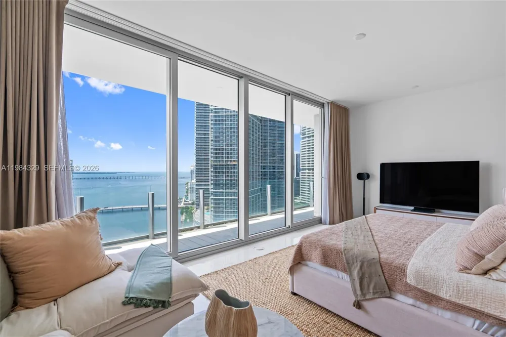 300 Biscayne Boulevard Way #2601E Miami, FL 33131