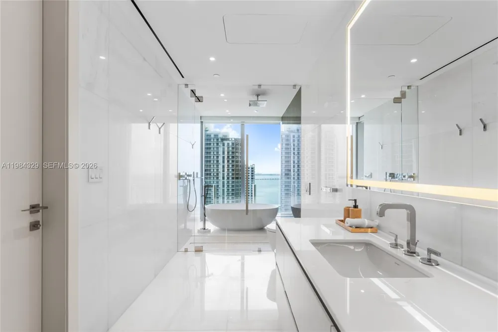 300 Biscayne Boulevard Way #2601E Miami, FL 33131