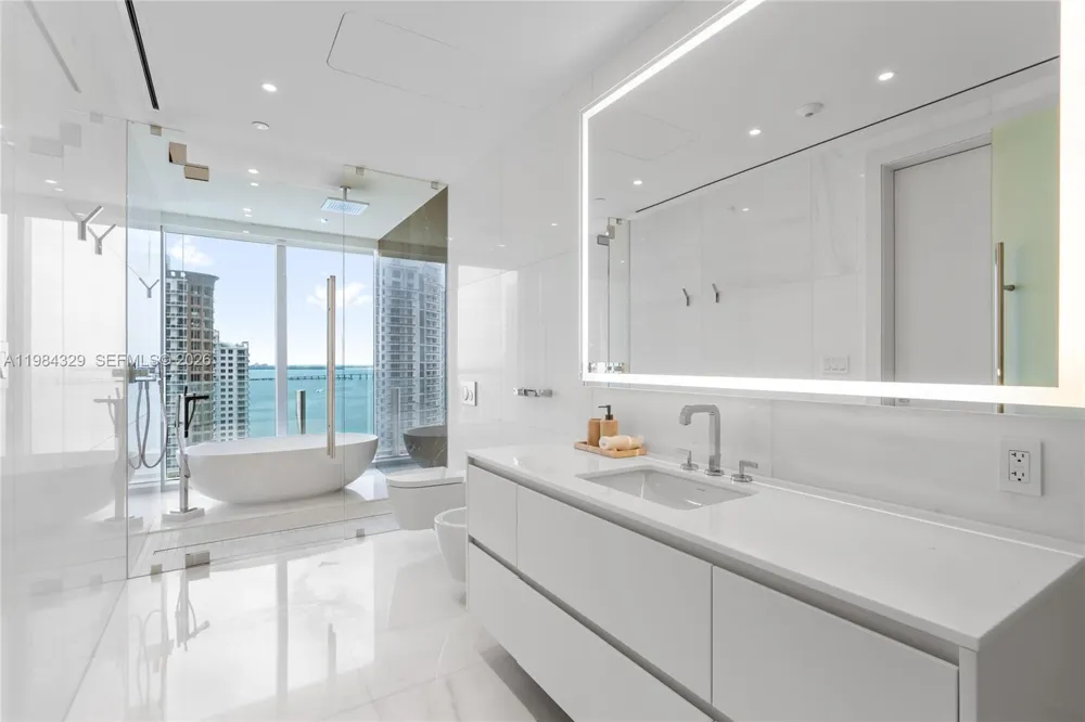 300 Biscayne Boulevard Way #2601E Miami, FL 33131