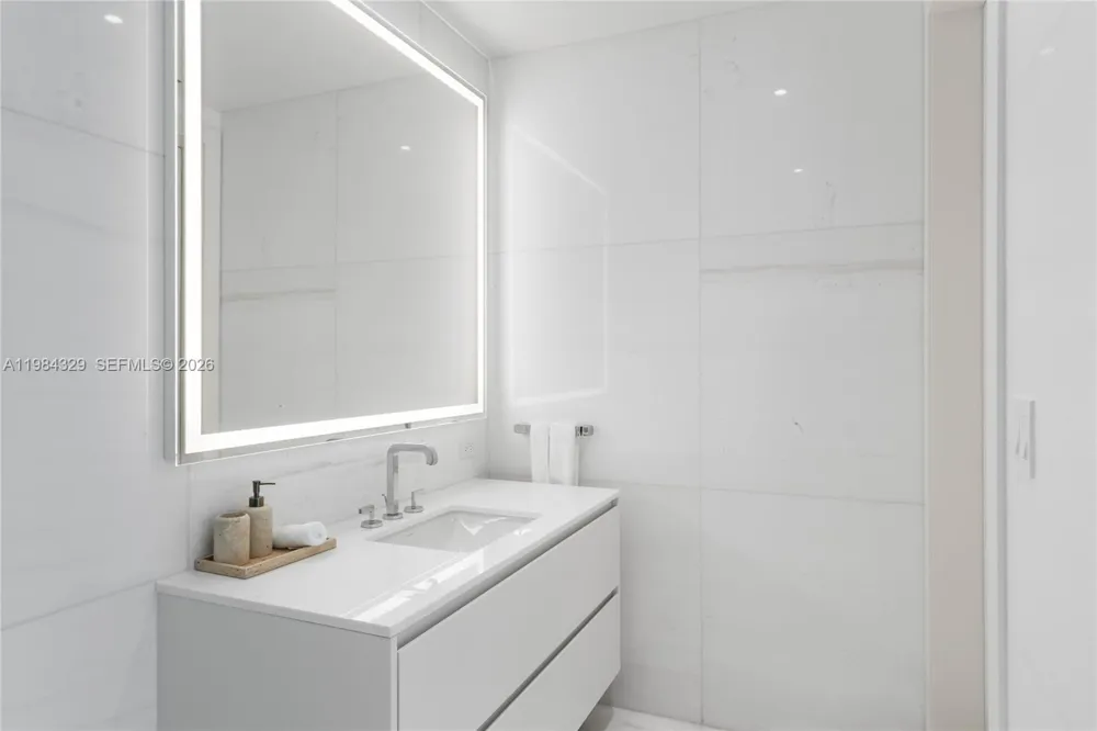 300 Biscayne Boulevard Way #2601E Miami, FL 33131
