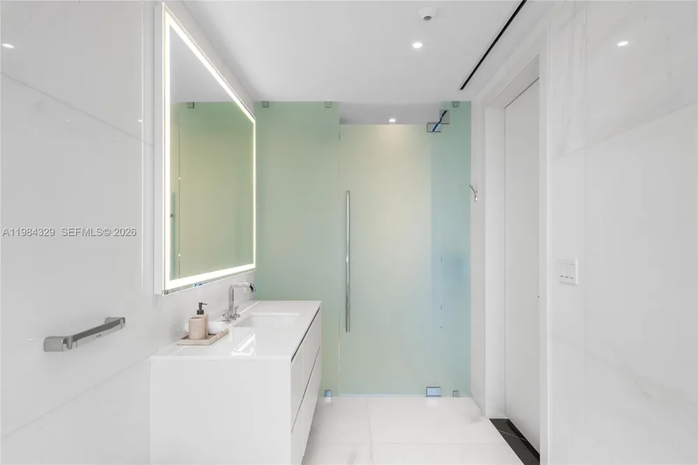 300 Biscayne Boulevard Way #2601E Miami, FL 33131