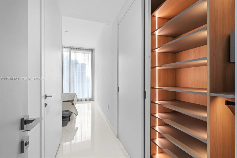 300 Biscayne Boulevard Way #2601E Miami, FL 33131