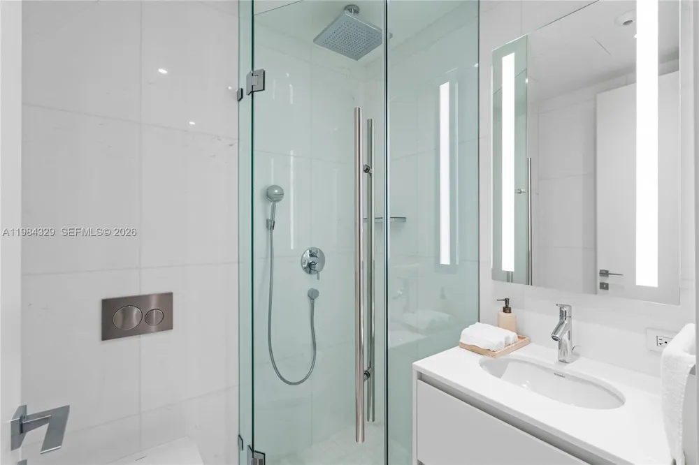 300 Biscayne Boulevard Way #2601E Miami, FL 33131