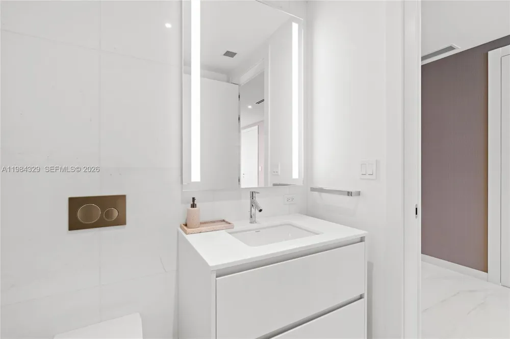 300 Biscayne Boulevard Way #2601E Miami, FL 33131