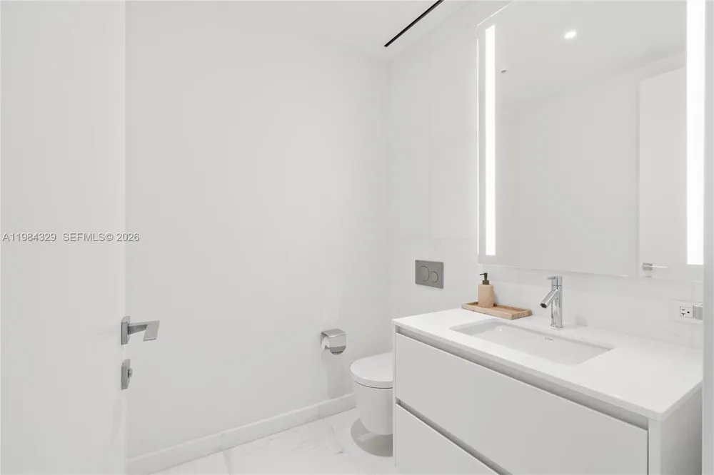 300 Biscayne Boulevard Way #2601E Miami, FL 33131