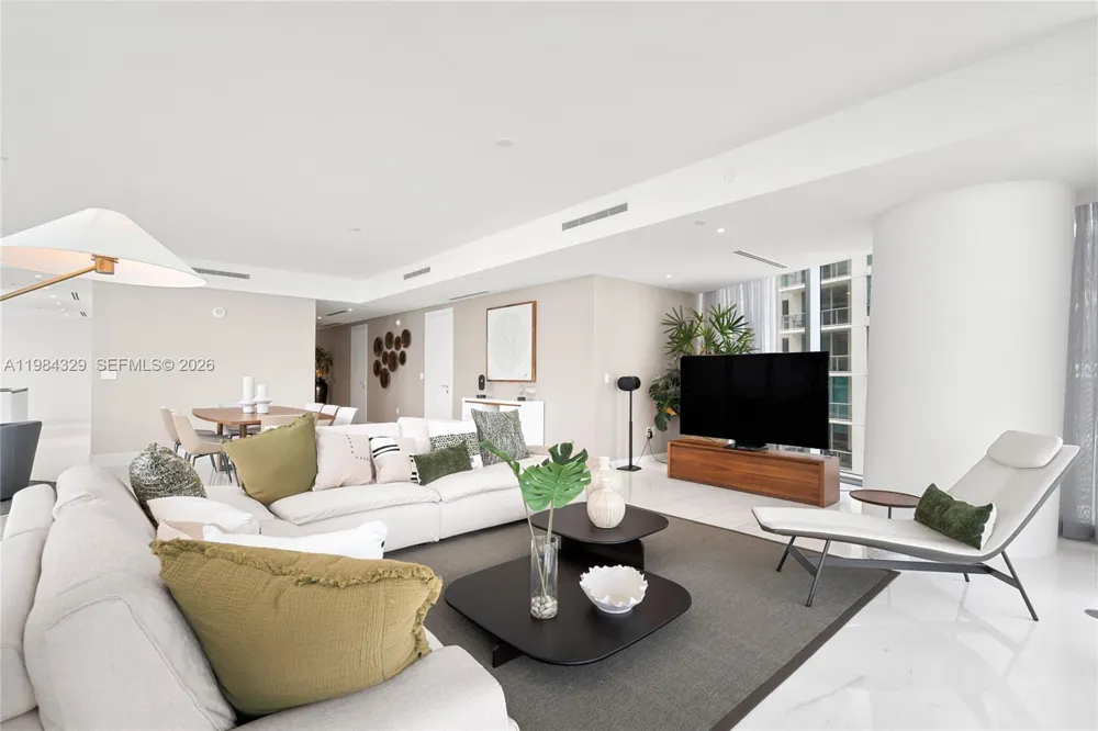 300 Biscayne Boulevard Way #2601E Miami, FL 33131