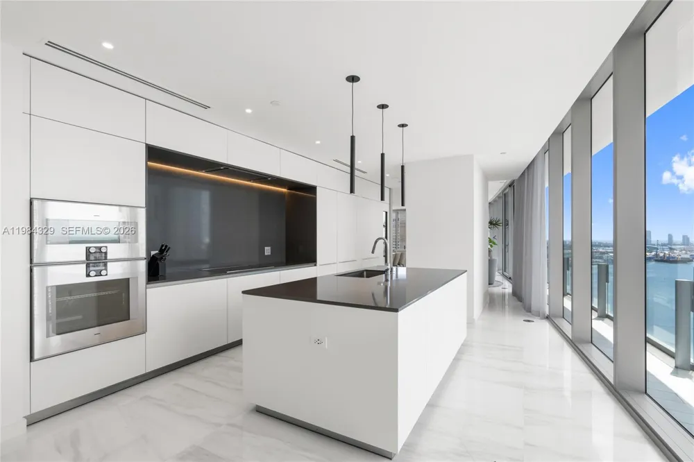 300 Biscayne Boulevard Way #2601E Miami, FL 33131