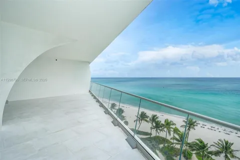 16901 Collins Ave #903