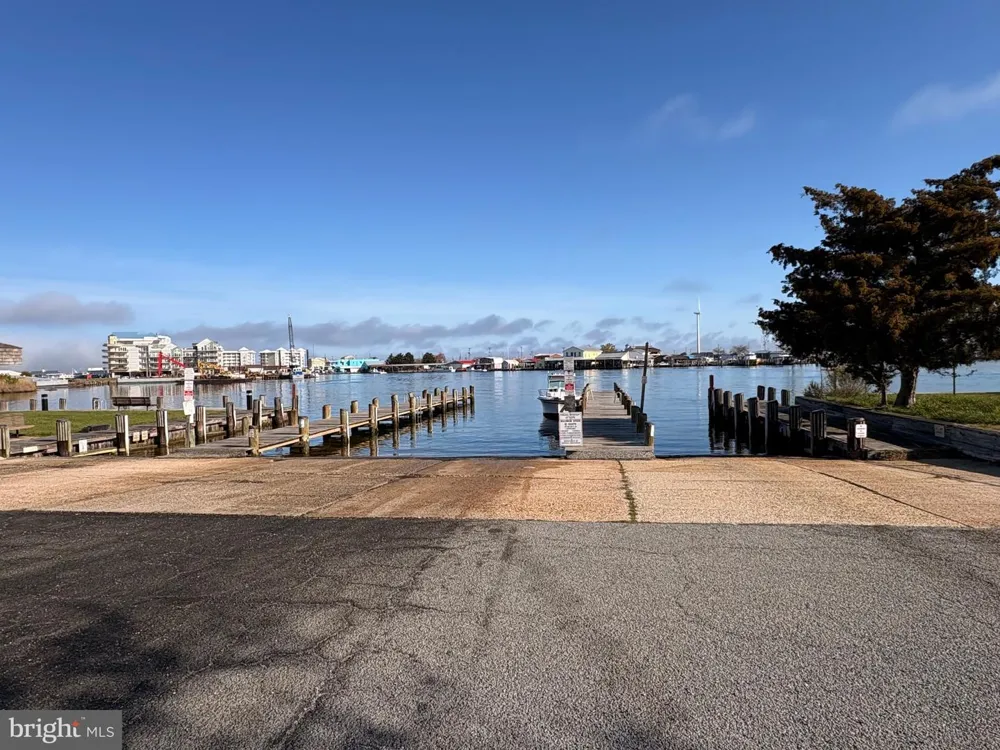 18 HAMMOCK POINT Crisfield, MD 21817