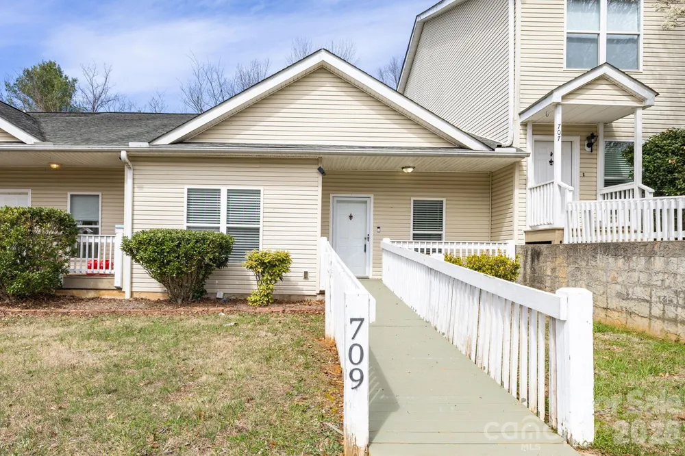 709 Villas Court Asheville, NC 28806