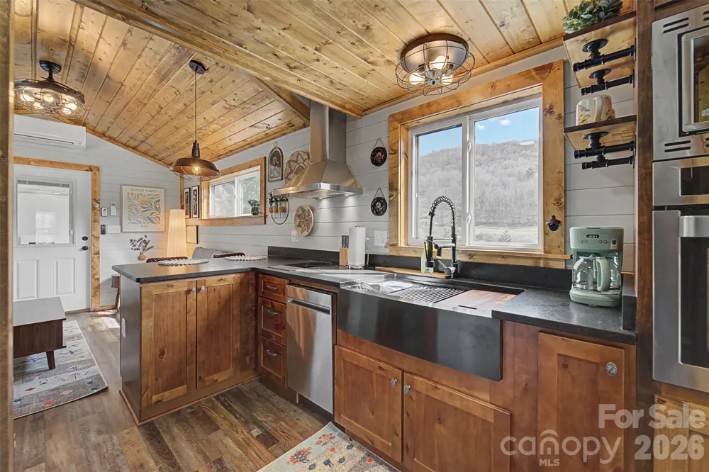 122 Mountain Breeze Ridge Scaly Mountain, NC 28775