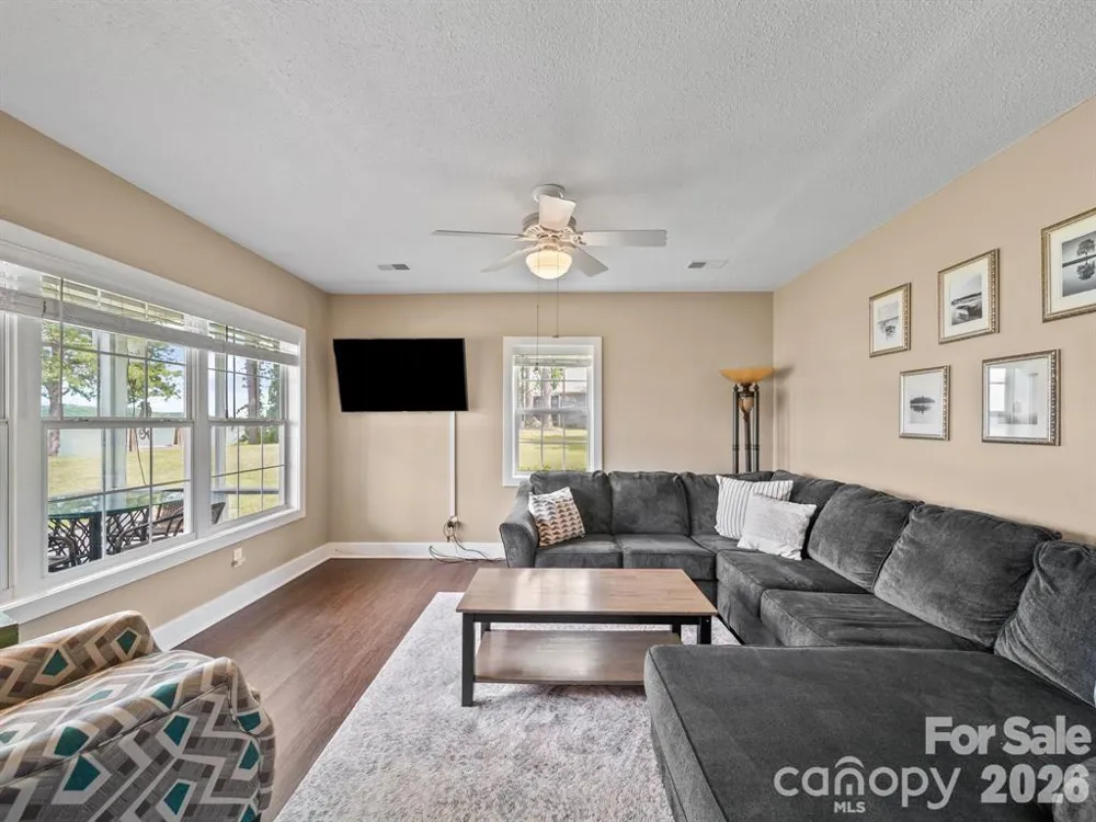 275 S Waters Edge Drive Winnsboro, SC 29180