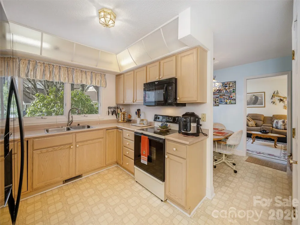 206 Black Oak Lane Hendersonville, NC 28791