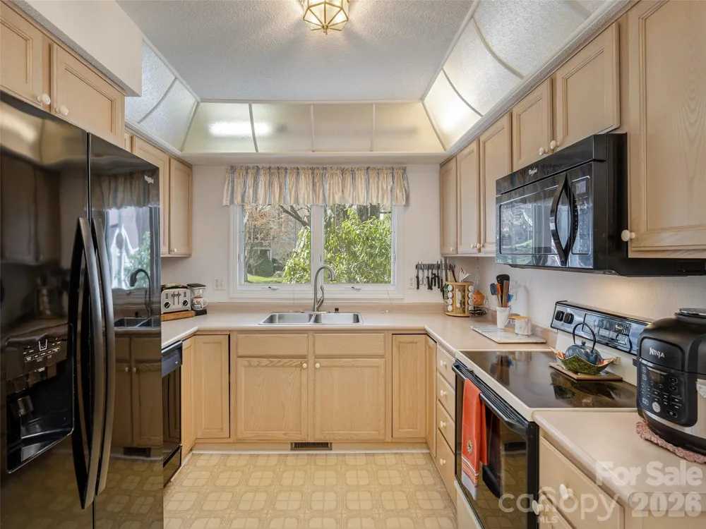 206 Black Oak Lane Hendersonville, NC 28791